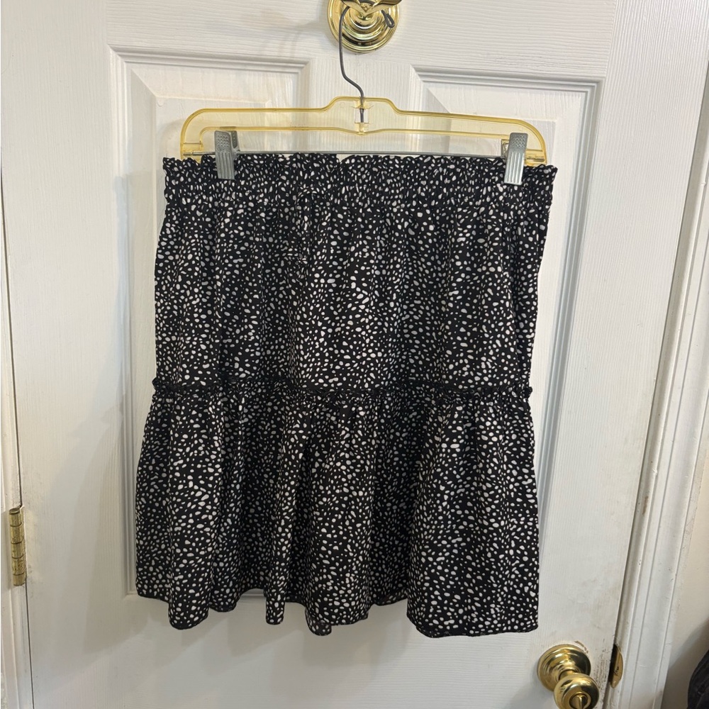 Stylish Black and White Patterned Mini Skirt